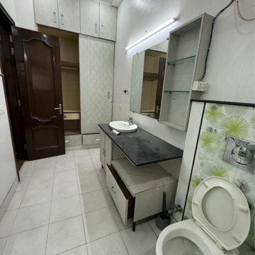 Attached Bathroom in 3 BHK Builder Floor at Nehru Enclave – for Rent