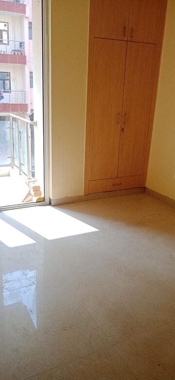 Room in 3 BHK Builder Floor at Unitech South City II, Sector 50 – for Rent