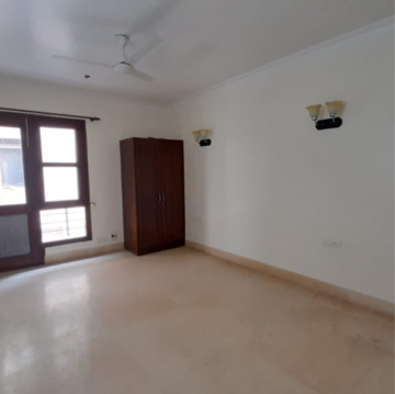 Room in 4 BHK Builder Floor at DLF Queens Court, Chittaranjan Park – for Rent
