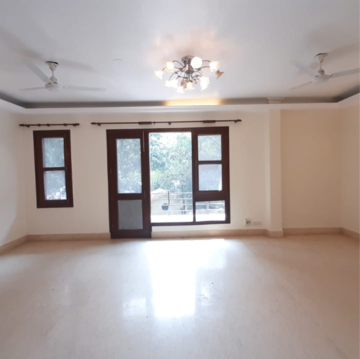 Room in 4 BHK Builder Floor at DLF Queens Court, Chittaranjan Park – for Rent