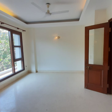 Room in 4 BHK Builder Floor at DLF Queens Court, Chittaranjan Park – for Rent