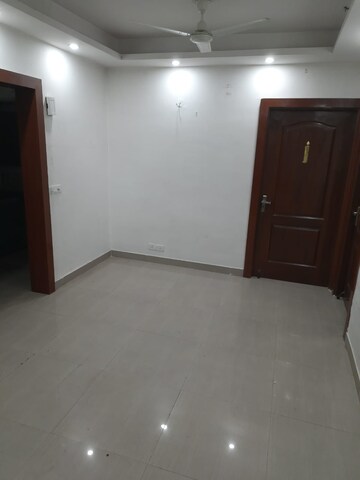 Room in 3 BHK Apartment at Antriksh Golf City, Sector 150 – for Rent