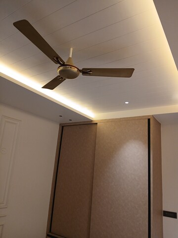 Room in 3.5 BHK Builder Floor at Sector 9 – for Rent