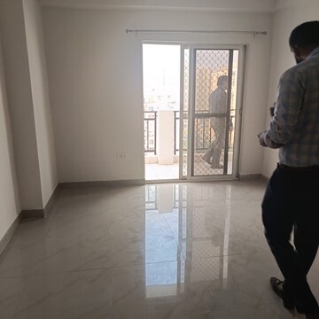 Room in 3 BHK Apartment at Amrapali Silicon City, Sector 76 – for Rent