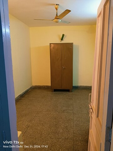 Room in 2 BHK Builder Floor at Lajpat Nagar – for Rent