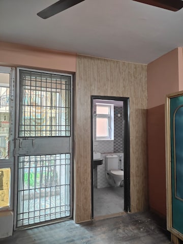 Room in 4 BHK Apartment at Parsvnath Srishti, Sector 93 – for Sale