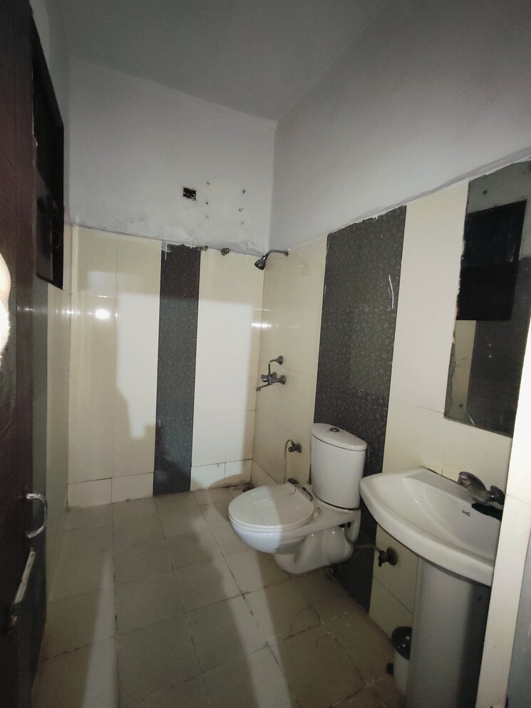 Bathroom, peer mucchalla 2 Bedroom 900 Sq.Ft. Builder Floor In Peer Mucchalla Zirakpur 8055765