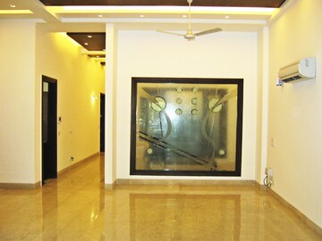 Room in 4 BHK Builder Floor at Geetanjali Enclave – for Rent
