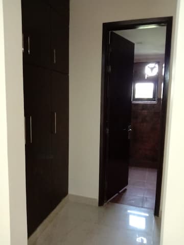 Room in 4 BHK Builder Floor at Green Fields Colony – for Rent