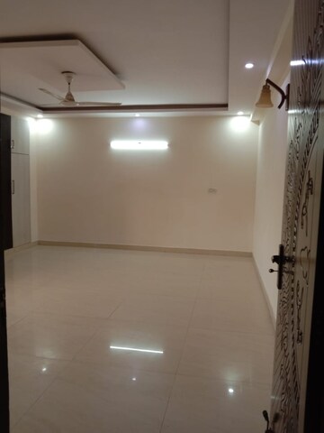 Room in 4 BHK Builder Floor at Green Fields Colony – for Rent
