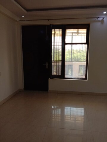 Room in 4 BHK Builder Floor at Green Fields Colony – for Rent