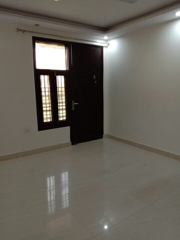Room in 4 BHK Builder Floor at Green Fields Colony – for Rent