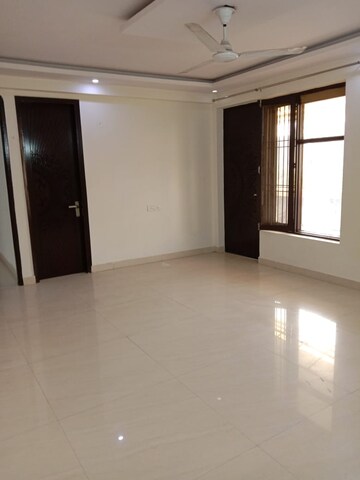 Room in 4 BHK Builder Floor at Green Fields Colony – for Rent
