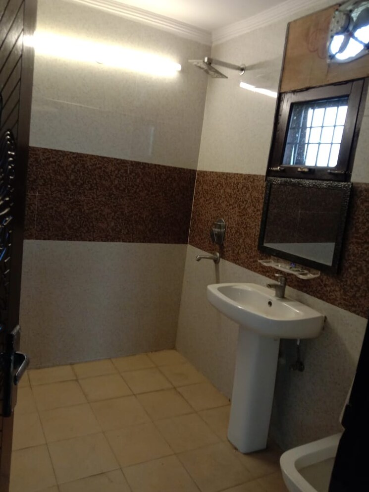 Bathroom, green fields colony 4 Bedroom 450 Sq.Ft. Builder Floor In Green Fields Colony Faridabad 8055973