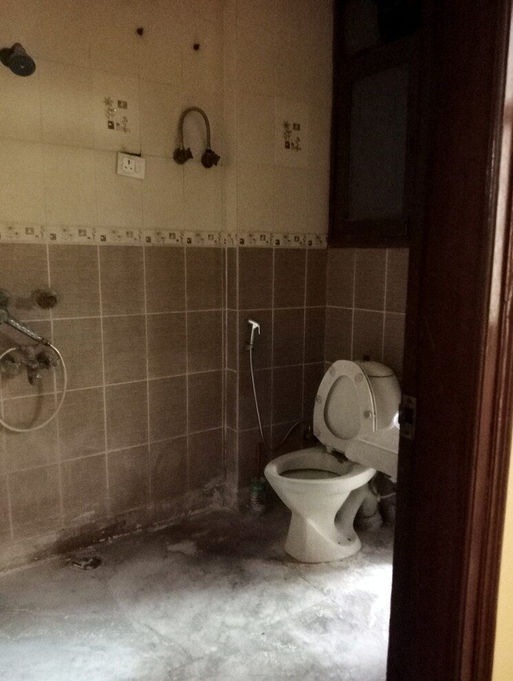 Bathroom, lajpat nagar ii 2 Bedroom 900 Sq.Ft. Builder Floor In Lajpat Nagar ii Delhi 8056199