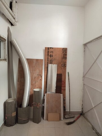 Room in 3 BHK Builder Floor at Defence Colony – for Rent