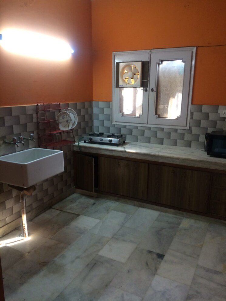 Kitchen, east of kailash 3 Bedroom 150 Sq.Yd. Builder Floor In East Of Kailash Delhi 8056260
