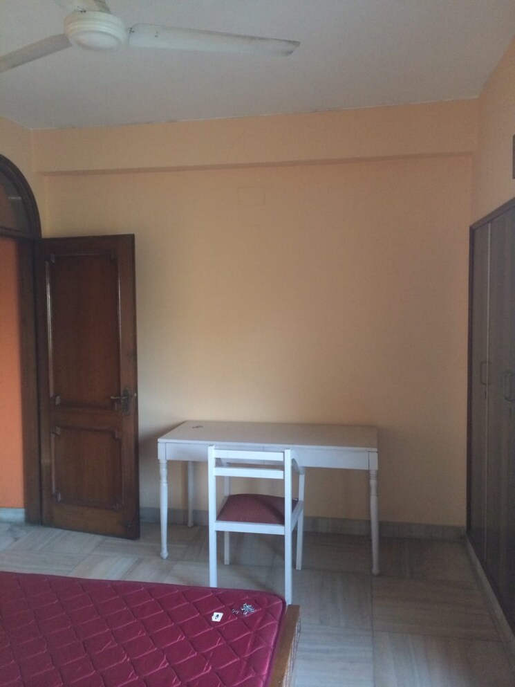 Room, east of kailash 3 Bedroom 150 Sq.Yd. Builder Floor In East Of Kailash Delhi 8056260