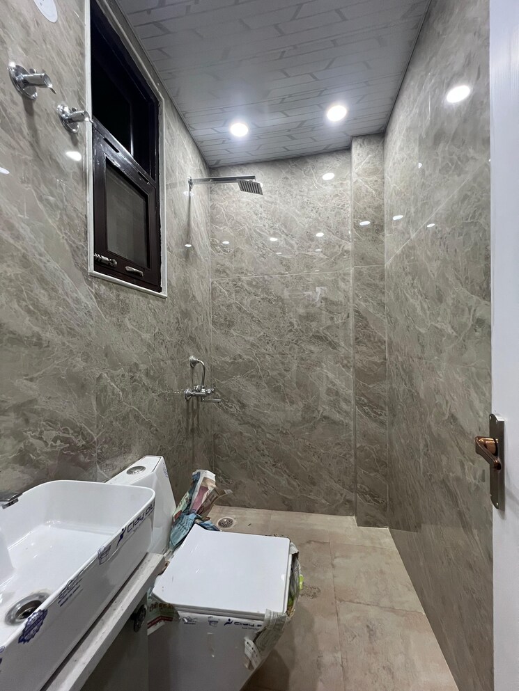 Bathroom, gyan khand 3 Bedroom 1250 Sq.Ft. Builder Floor In Gyan Khand Ghaziabad 8056421
