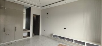 Room in 4 BHK Builder Floor at Bansal Homes, Green Fields Colony – for Sale