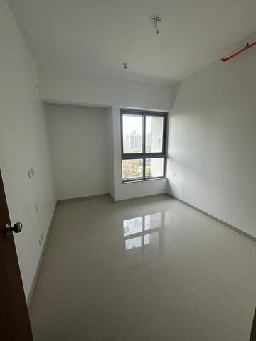 Room in 3 BHK Apartment at Kalpataru The Sunrise, Kolshet Road – for Rent