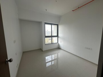 Room in 3 BHK Apartment at Kalpataru The Sunrise, Kolshet Road – for Rent