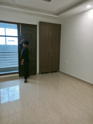 Room in 4 BHK Builder Floor at Palam Vihar Residents Association, Palam Vihar – for Rent