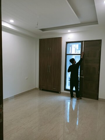 Room in 4 BHK Builder Floor at Palam Vihar Residents Association, Palam Vihar – for Rent