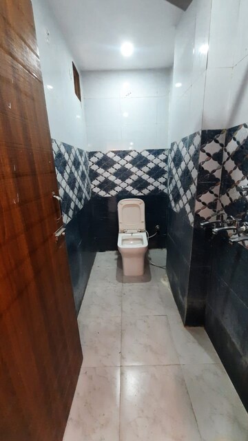 Master Bedroom in 2.5 BHK Builder Floor at Dwarka Mor – for Rent