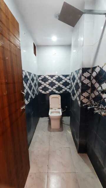 Master Bedroom in 2.5 BHK Builder Floor at Dwarka Mor – for Rent