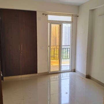 Room in 2.5 BHK Apartment at Amrapali Zodiac, Sector 120 – for Rent