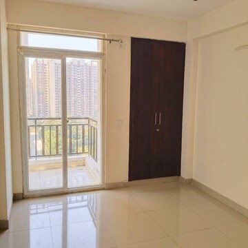 Room in 2.5 BHK Apartment at Amrapali Zodiac, Sector 120 – for Rent