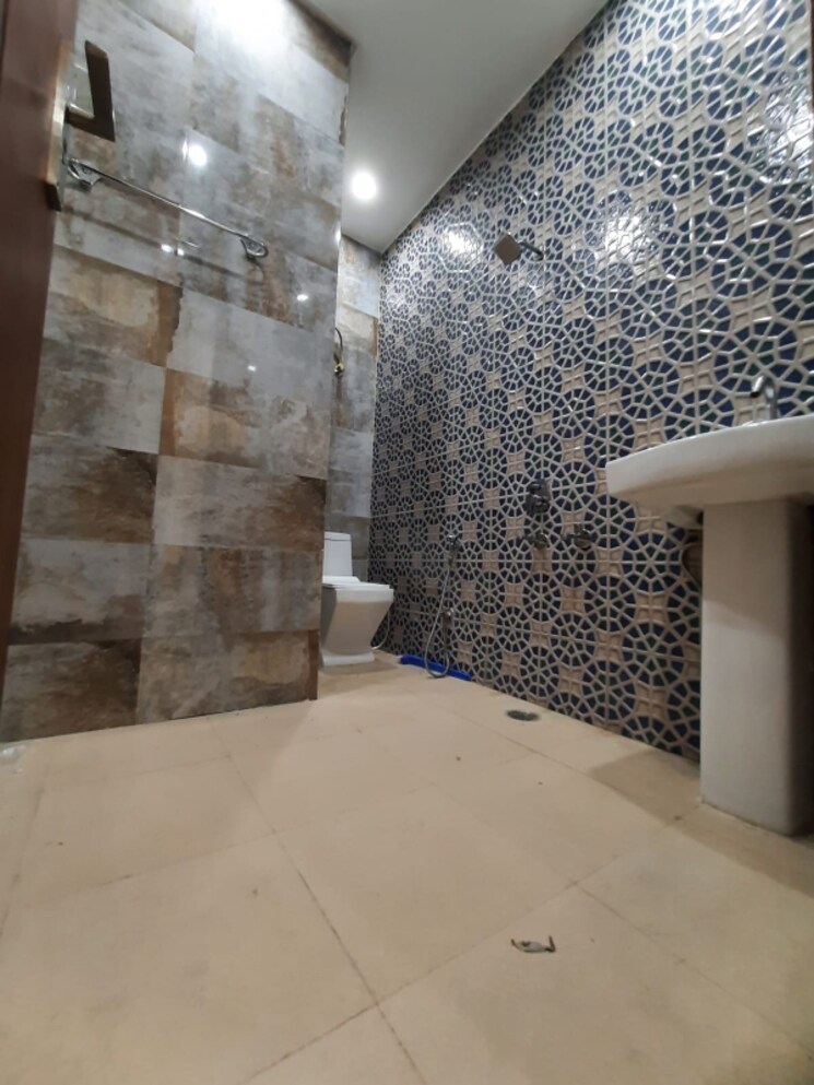 Bathroom, sector 37 3 Bedroom 1600 Sq.Ft. Apartment In Sector 37 Noida 8057089