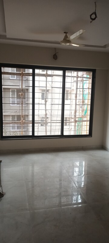 Room in 2 BHK Apartment at Borivali East – for Rent