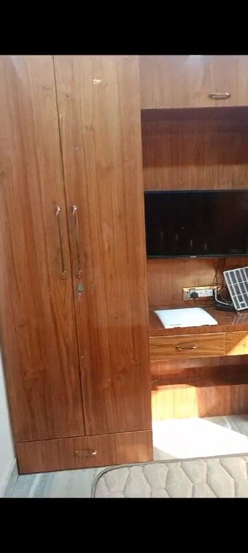 Furnished Amenities in Studio Apartment at Karam Pura – for Rent