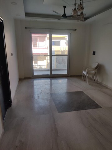 Room in 3 BHK Builder Floor at South City 1 – for Rent