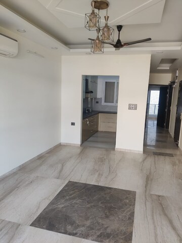 Room in 3 BHK Builder Floor at South City 1 – for Rent