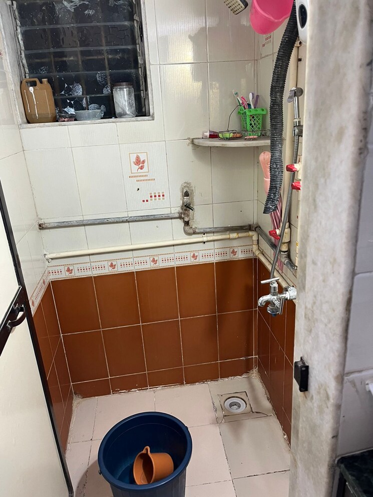 Bathroom, dahisar west 1 Bedroom 360 Sq.Ft. Apartment In Dahisar West Mumbai 8057441