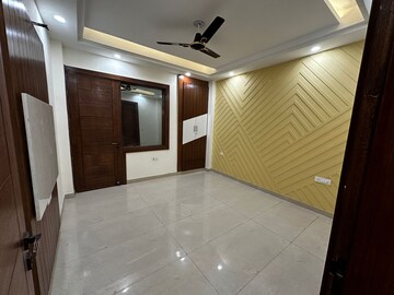 Room in 6+ BHK Independent House at Niti Khand I – for Sale