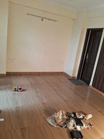 Furnished Amenities in 2.5 BHK Apartment at Aims Golf City, Sector 75 – for Rent