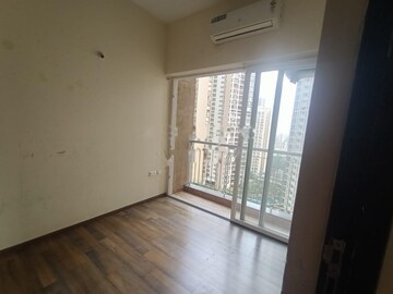 Room in 3 BHK Apartment at Runwal Greens, Mulund West – for Rent