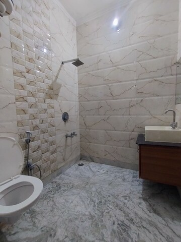 Bathroom in 4 BHK Builder Floor at Sector 40 – for Rent