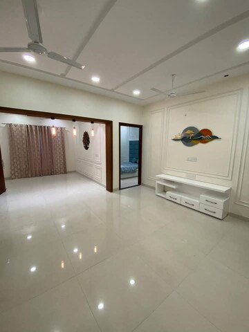 Room in 3 BHK Builder Floor at Manohar Singh Palm Residency, North Mullanpur – for Rent
