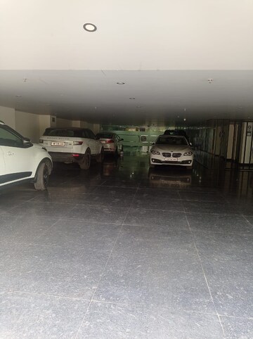 Parking in 1 BHK Builder Floor at Dlf Phase ii – for Rent