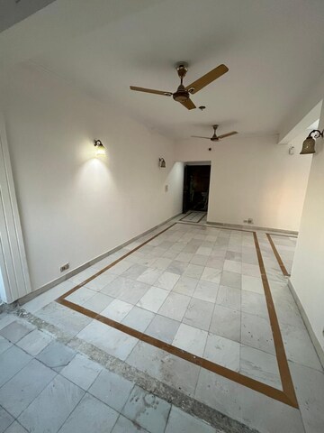 Room in 3 BHK Apartment at Ansal Sushant Estate, Sector 52 – for Rent