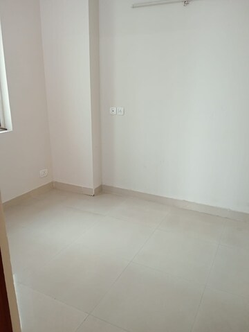 Room in 2 BHK Apartment at Mahagun Moderne, Sector 78 – for Rent