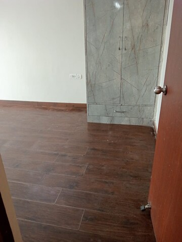 Room in 2 BHK Apartment at Mahagun Moderne, Sector 78 – for Rent