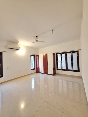 Room in 3 BHK Apartment at Indiranagar – for Rent