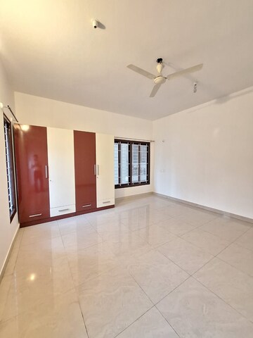 Room in 3 BHK Apartment at Indiranagar – for Rent