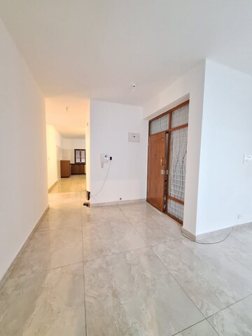 Room in 3 BHK Apartment at Indiranagar – for Rent